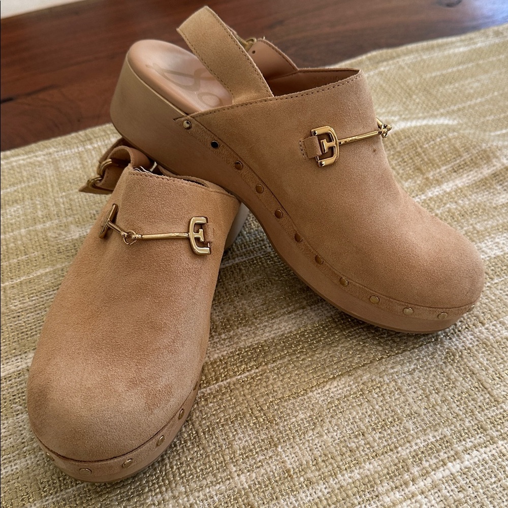 Sam Edelman Ladies Beige Suede Slingback Clogs with Gold Hardware. Size 7M